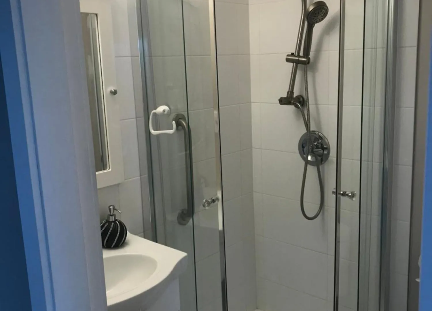 Separate Bathroom, Spacious And Bright Queen Bed Room Ρίτσμοντ Δωμάτια σε οικογενειακή κατοικία